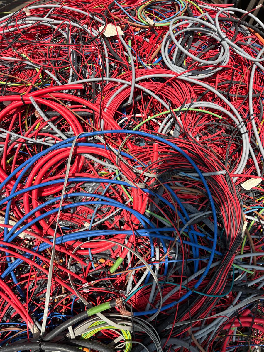 Geri dönüşüm için toplanmış bakır kablolar